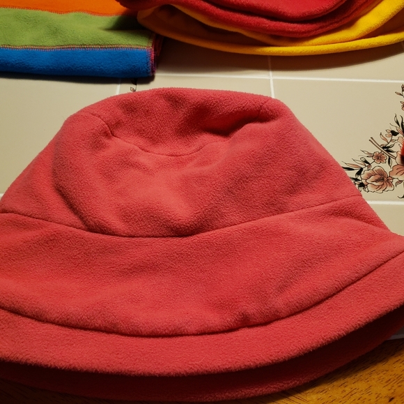 6  Pieces 1 Scarf 3 Hats and 2 Set of Gloves - Picture 9 of 16